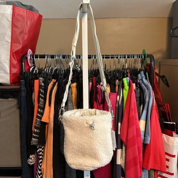 NWT Lululemon New Year Crossbody Fleece Bucket Bag 2.5L WORDMARK White Opal LOGO - Picture 3 of 7